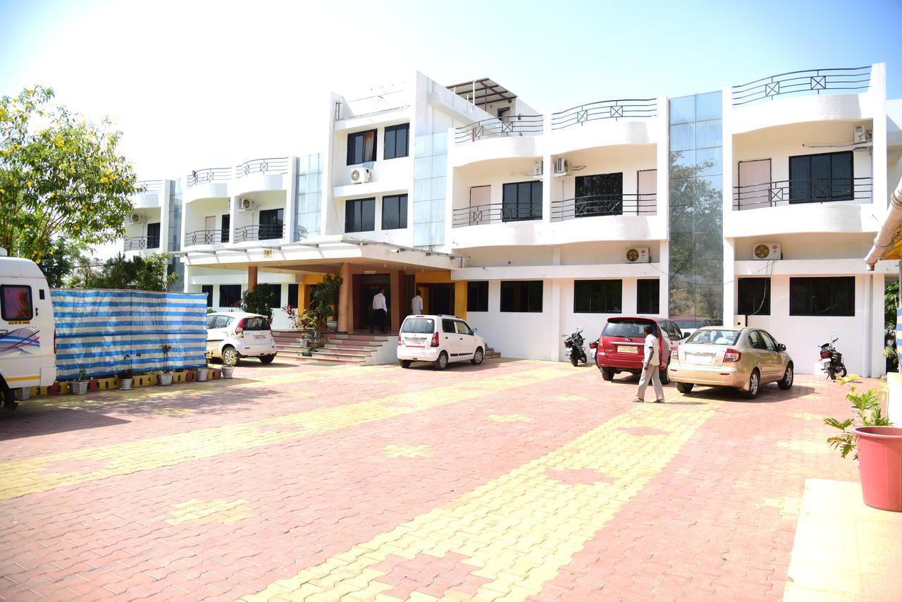 River Touch Resort Silvassa Eksteriør billede